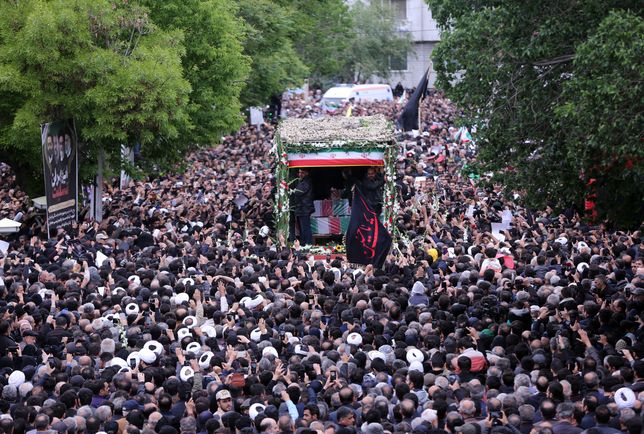 Iranian mourners pay their respects to late president Ebrahim Raisi during a funeral procession in Tabriz, northwestern Iran, 21 May 2024. Iranian president Raisi and seven others, among them foreign minister Amir-Abdollahian, were killed in a helicopter crash on 19 May 2024, after an official visit in Iran's northwest near the border with Azerbaijan, the Iranian government confirmed. Iran's Supreme Leader Ayatollah Ali Khamenei on 20 May announced a five-day public mourning following Raisi's death. EPA/STRINGER Dostawca: PAP/EPA.