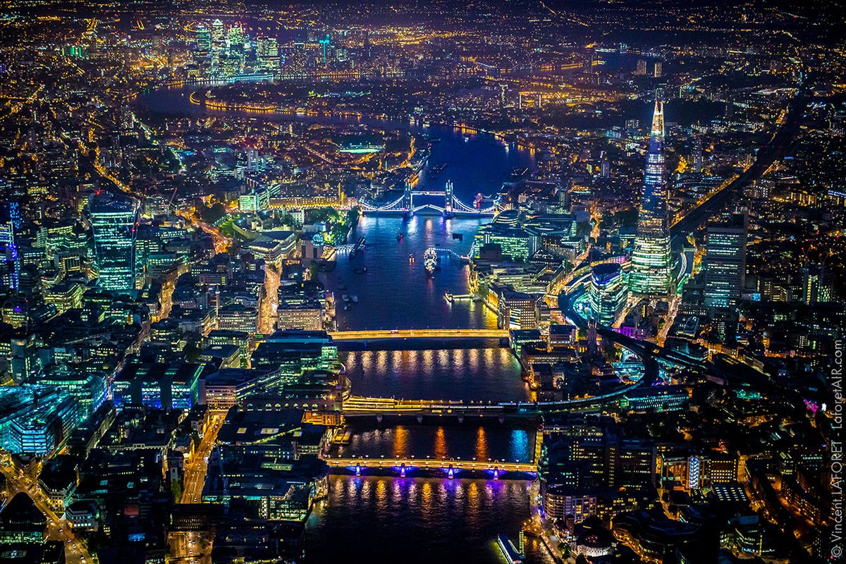 Futurystyczny Londyn nocą z helikotera 8