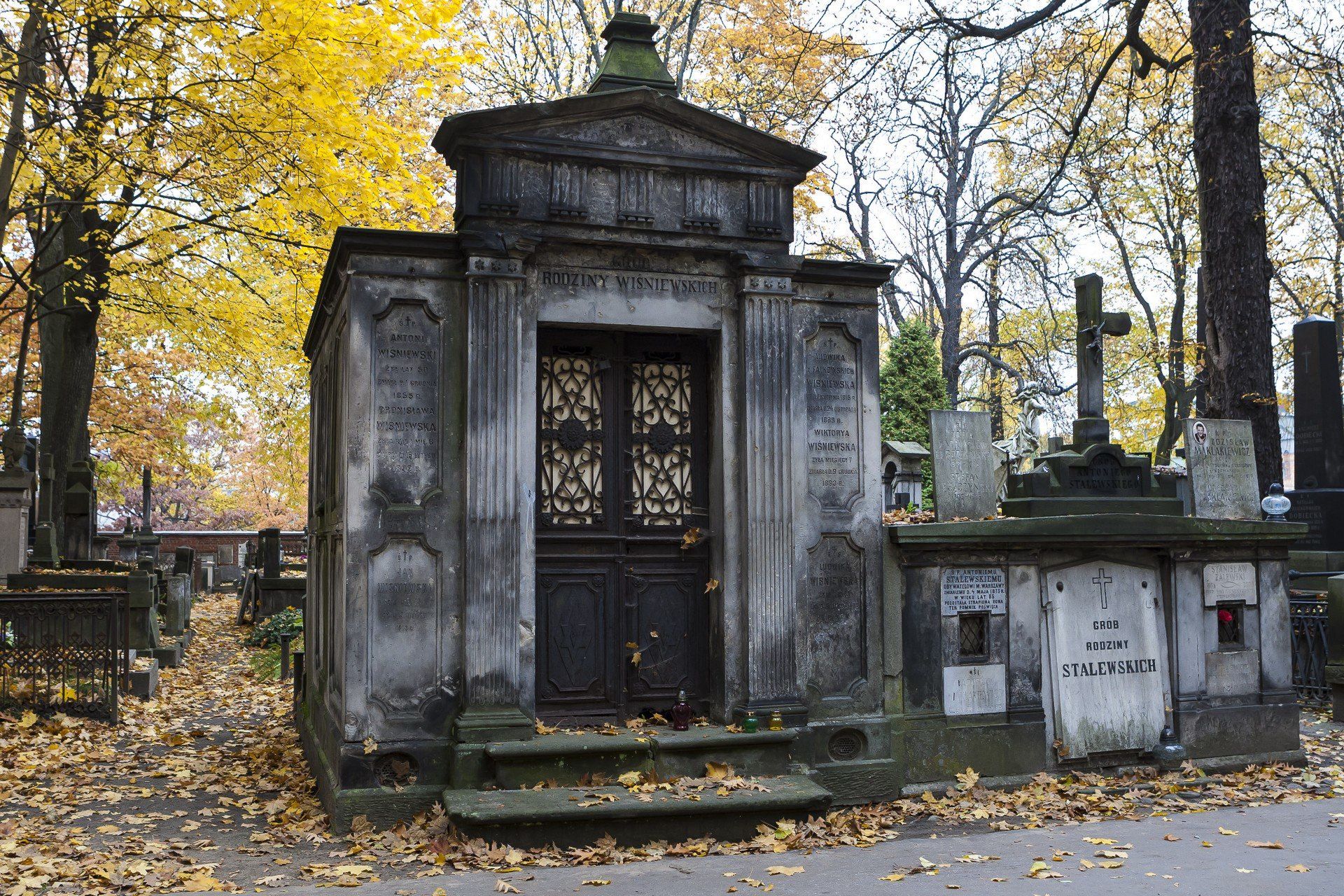 Duże konstrukcje typu mauzoleum stają się nieopłacalne i trudne do realizacji. Teraz już się nie stawia takich na cmentarzach.