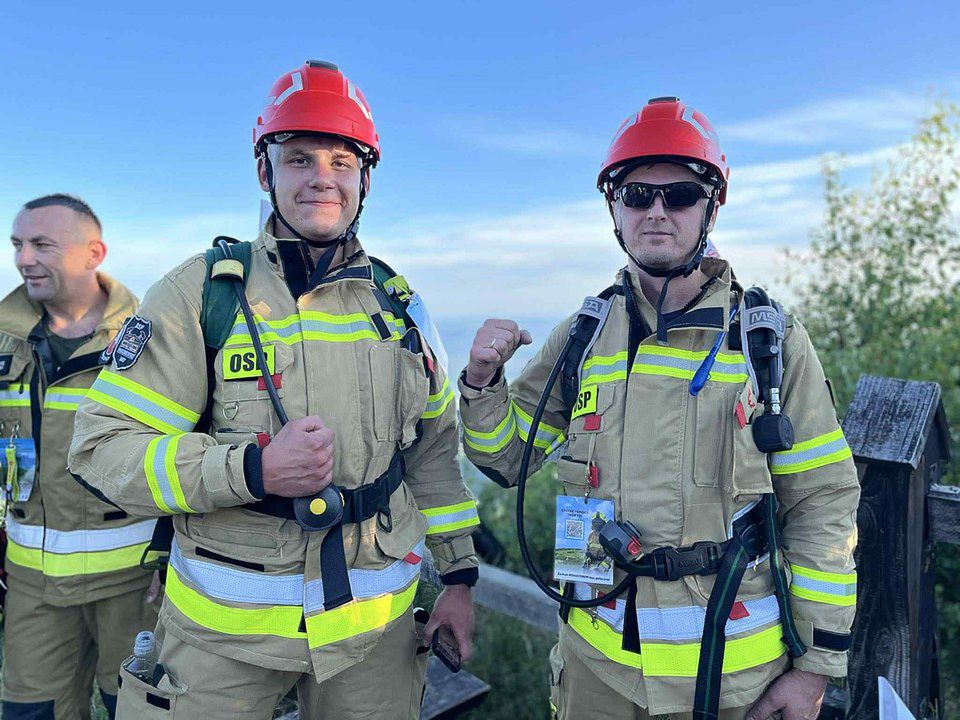 Strażacy zdobyli Babią Górę z misją ratowania życia. Piąta edycja akcji "Strażak na szlaku" zakończona sukcesem