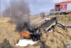 Pościg zakończony wypadkiem. 21-latek dachował, pojazd stanął w ogniu. Mężczyzna miał zabrane prawo jazdy