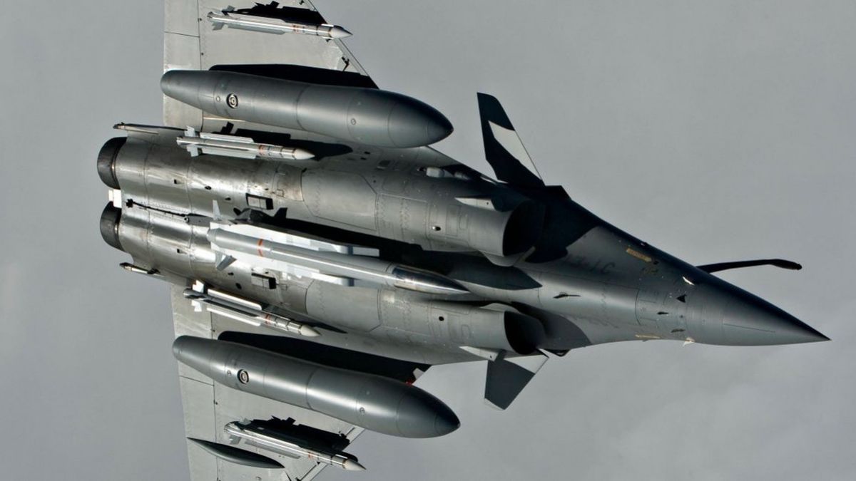 Samolot Rafale z pociskiem ASMP-A pod kadłubem