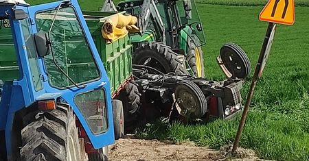 Tragedia na wsi. Ciągnik rolniczy z przyczepą pełną zboża wywrócił się na drodze. Traktorzysta nie żyje