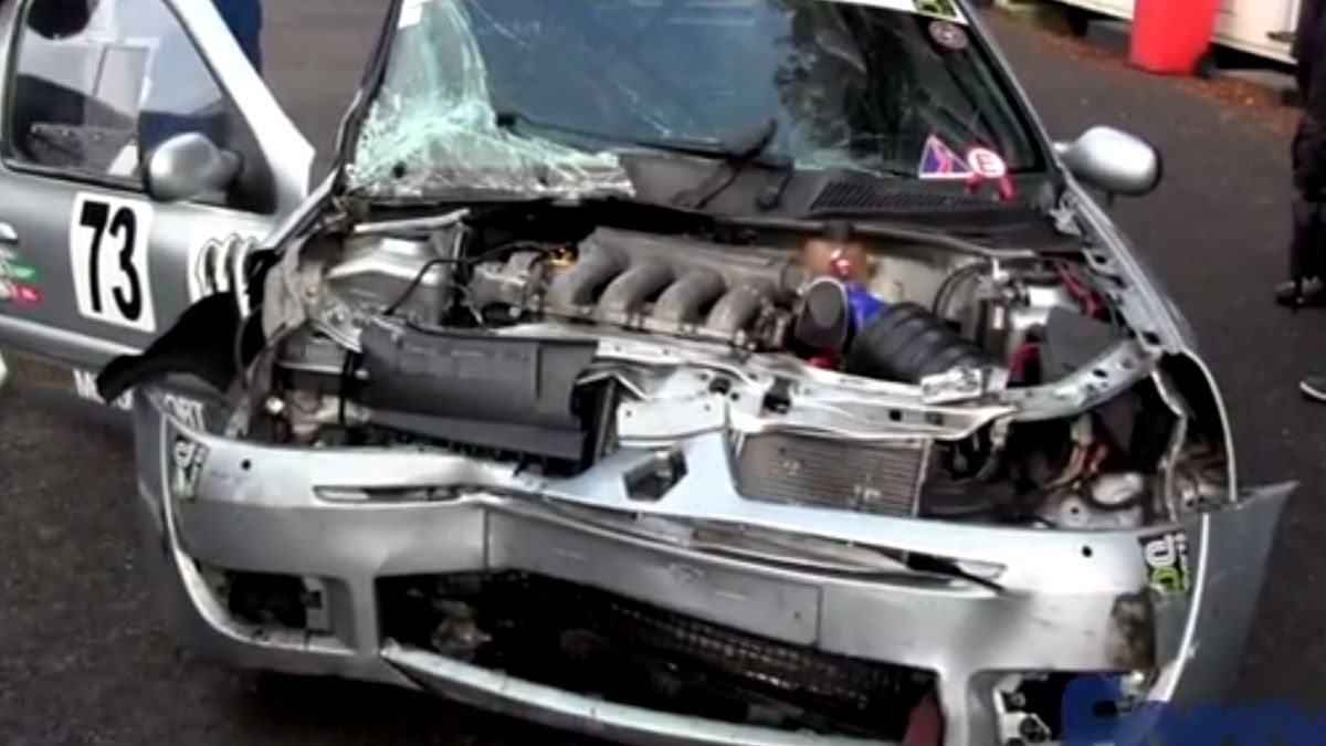 Groźny wypadek na torze po głupim i niesportowym zachowaniu zawodnika 1