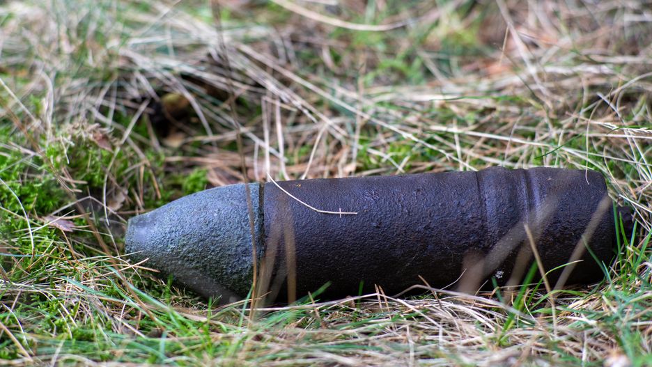 Niebezpieczny niewybuch z czasów II wojny światowej w lesie