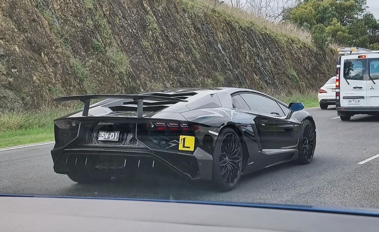 16-latek uczył się jeździć za kierownicą lamborghini aventador