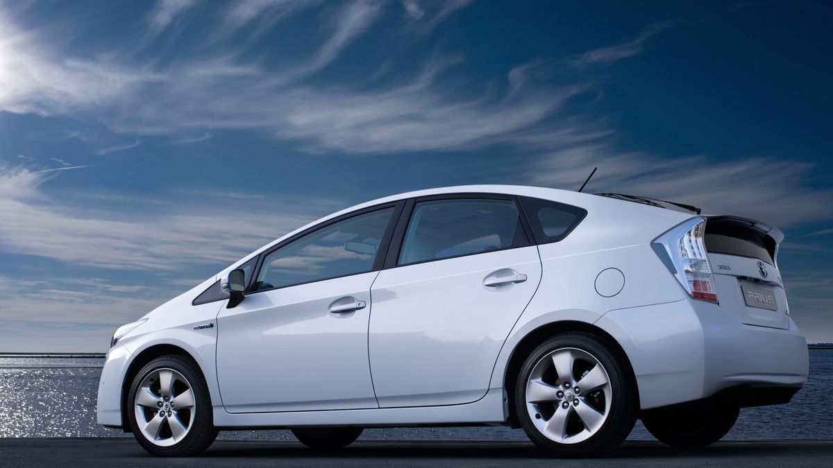 Lubisz niskie spalanie, ale nie chcesz już skomplikowanych diesli? Toyota Prius III to idealna propozycja