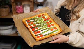 Połącz dobrze znane składniki i włóż je do piekarnika. Serowe nadzienie to prawdziwe mistrzostwo