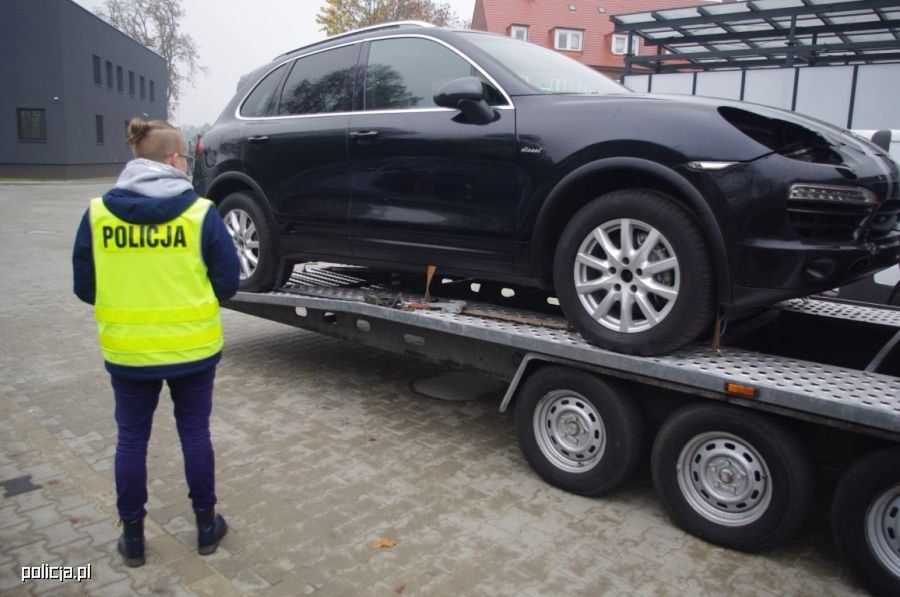 Pijany przewoził kradzione porsche. Chciał wręczyć policjantom łapówkę