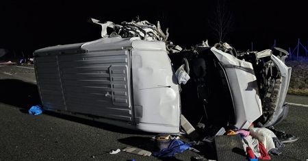 Nieprawidłowe wyprzedzanie przyczyną groźnego wypadku na DK12 koło Puław. Droga nadal zablokowana [ZDJĘCIA]
