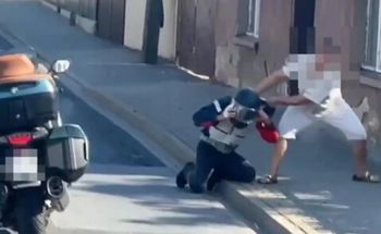 Motocyklista zwrócił uwagę kierowcy. Został bestialsko zaatakowany