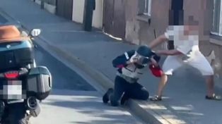 Motocyklista zwrócił uwagę kierowcy. Został bestialsko zaatakowany