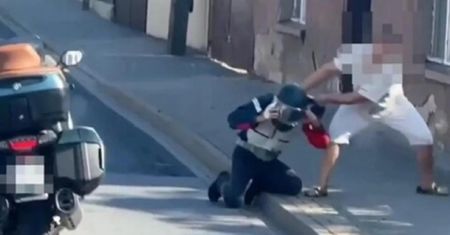 Motocyklista zwrócił uwagę kierowcy. Został bestialsko zaatakowany