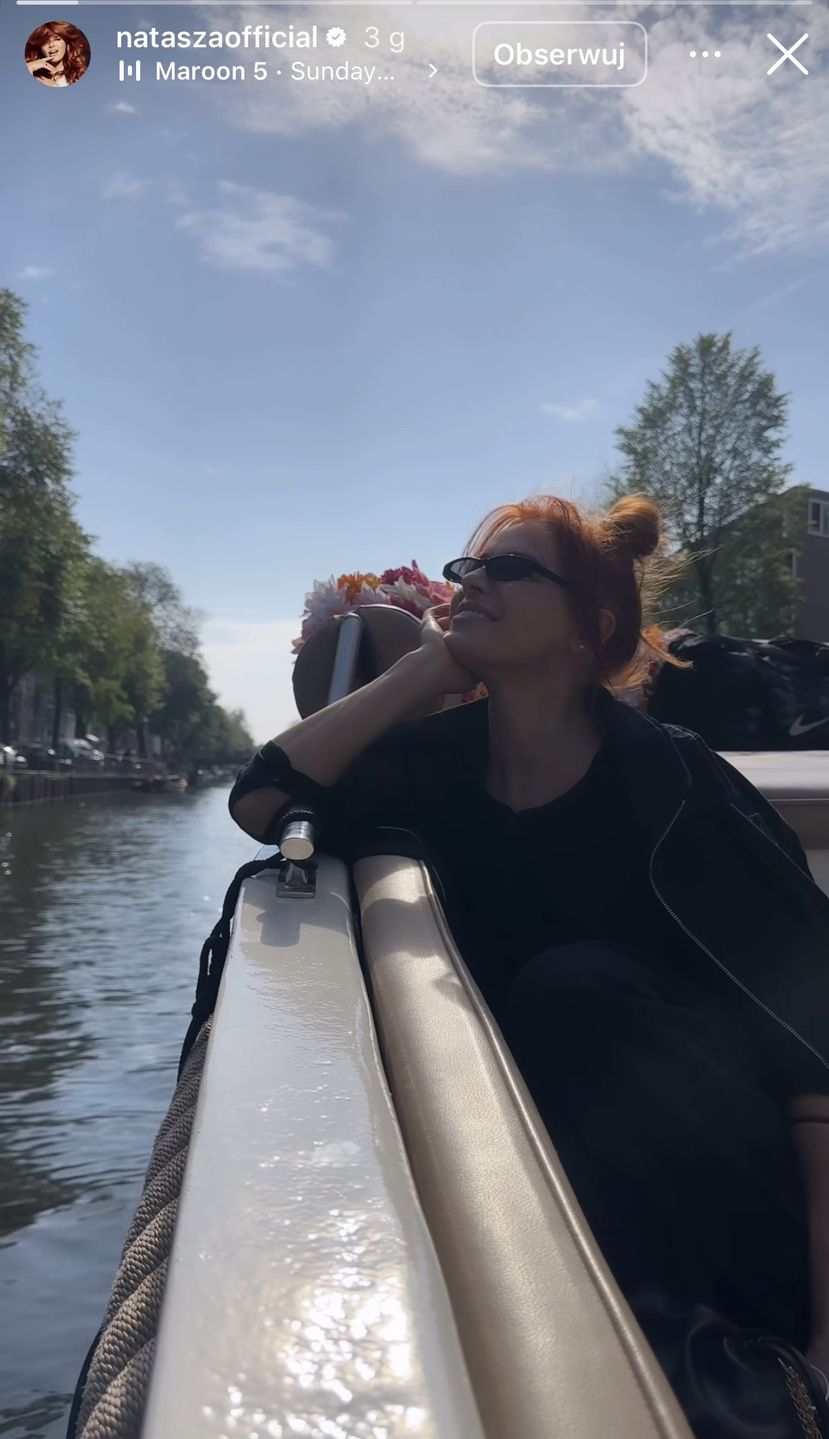 Natasza Urbańska dokumentuje odpoczynek na łódce 