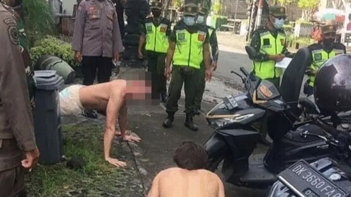 Turyści robili za karę pompki