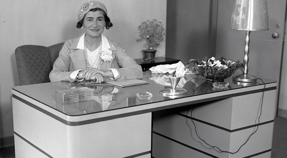 Coco Chanel. Skromne początki największej projektantki świata