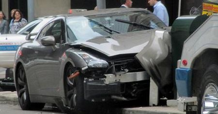 Nissan GT-R zaatakowany przez skrzynkę pocztową