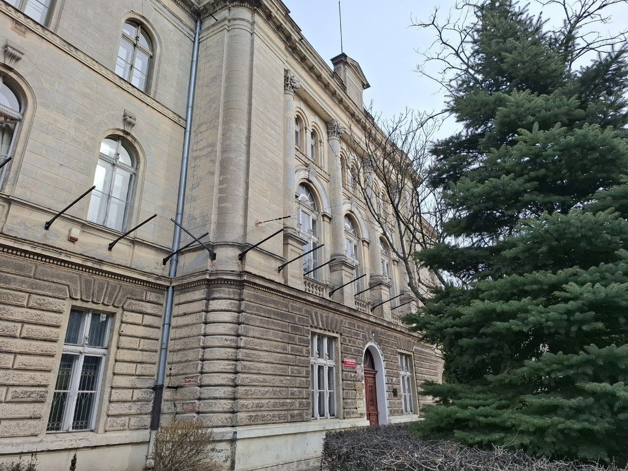 Tak wyglądała elewacja IV LO przed remontem
