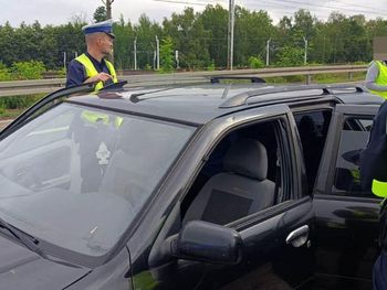 Szczecin: Policjanci sprawdzali trzeźwość. Zatrzymali auto z sześcioma emigrantami w bagażniku