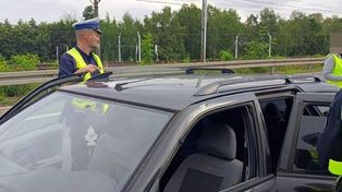 Szczecin: Policjanci sprawdzali trzeźwość. Zatrzymali auto z sześcioma emigrantami w bagażniku