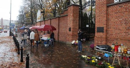 Wszystkich Świętych 2021. Nowy trend nie cieszy cmentarnych handlarzy