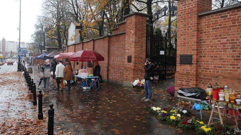 O umiar w dekorowaniu grobów bliskich apelują coraz częściej księża. Bo pamięć jest ważniejsza niż materialna otoczka dnia Wszystkich Świętych (PAP/Tomasz Gzell)