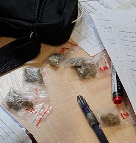 W trakcie przeszukania auta 22-latka policja znalazła foliowe woreczki z narkotykami 