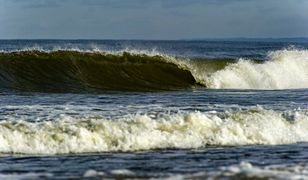 Kobieta wypłynęła na pełne morze. Zniosły ją fale