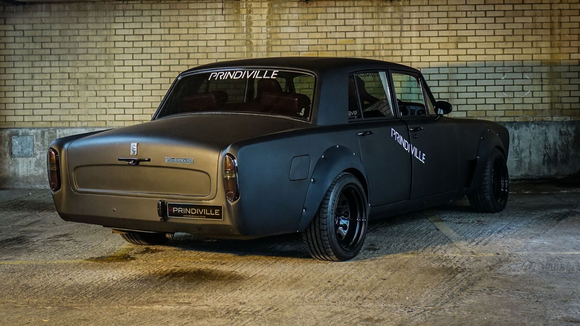 Ponieważ w swoim czasie Silver Shadow II był najbardziej luksusowym z Rolls-Royce’ów. Wyprodukowano go w liczbie 8425 egzemplarzy. To prawdziwie królewski model z najwyższym poziomem wyposażenia i najlepszymi materiałami we wnętrzu. Pod maską montowano jednostkę V8 o pojemności 6,75 litra i "wystarczającej mocy".