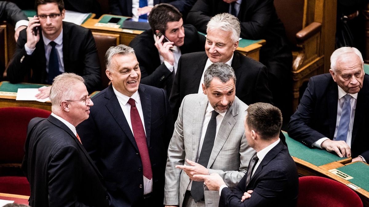 W centrum kadru w jasnym garniturze Antal Rogan, obok niego Viktor Orban