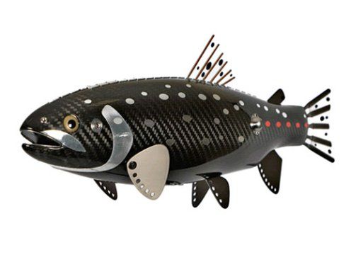 Rzeźby rybek wykonane z resztek bolidów F1