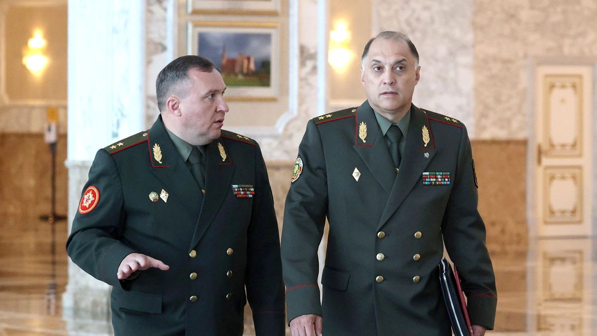 Aleksander Wolfowicz (z prawej) twierdzi, że po zakończeniu ćwiczeń Rosja wcale nie wycofa wojsk z Białorusi