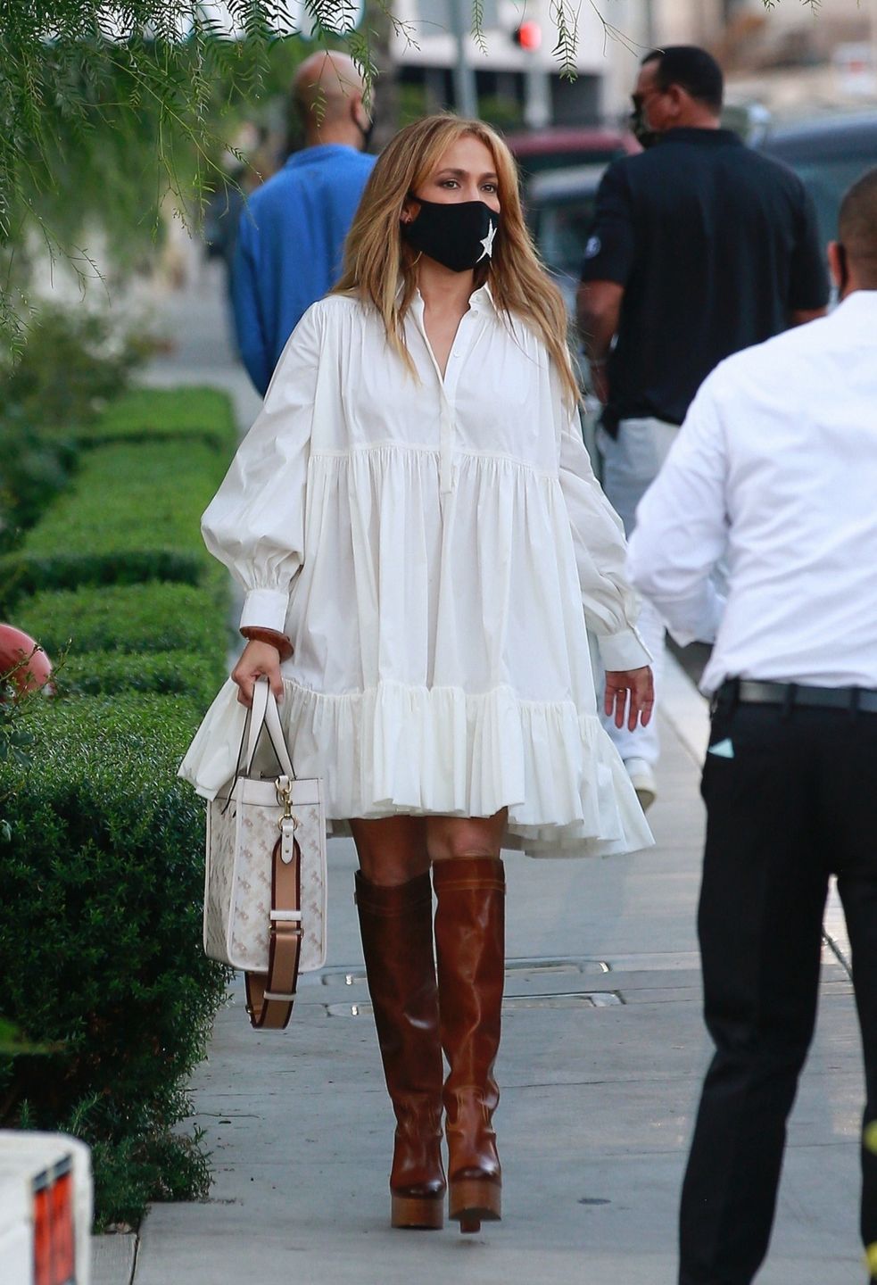 Jennifer Lopez zadaje szyku na ulicach Hollywood