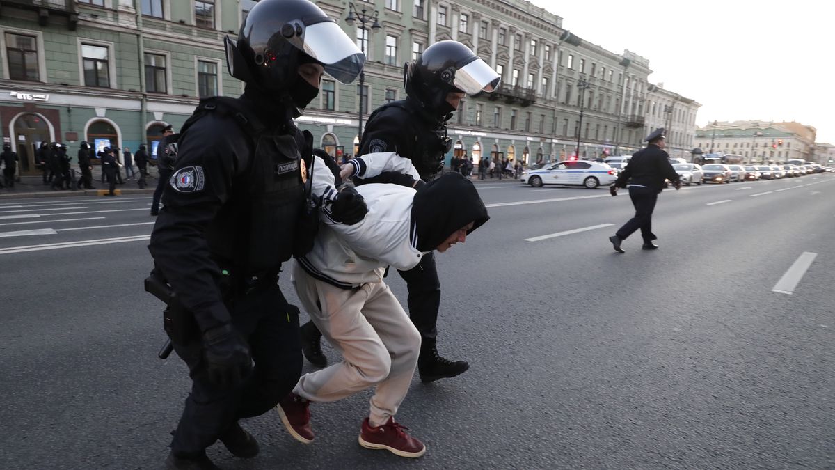 Russian policemen detain a person taking part in an unauthorized protest against Russia's partial military mobilization due to the conflict in Ukraine, in downtown St. Petersburg, Russia, 24 September 2022. Russian President Putin announced in a televised address to the nation on 21 September, that he signed a decree on partial mobilization in the Russian Federation. Russian citizens who are in the reserve will be called up for military service. On 24 February 2022 Russian troops entered the Ukrainian territory in what the Russian president declared a 'Special Military Operation', starting an armed conflict that has provoked destruction and a humanitarian crisis. EPA/ANATOLY MALTSEV Dostawca: PAP/EPA.