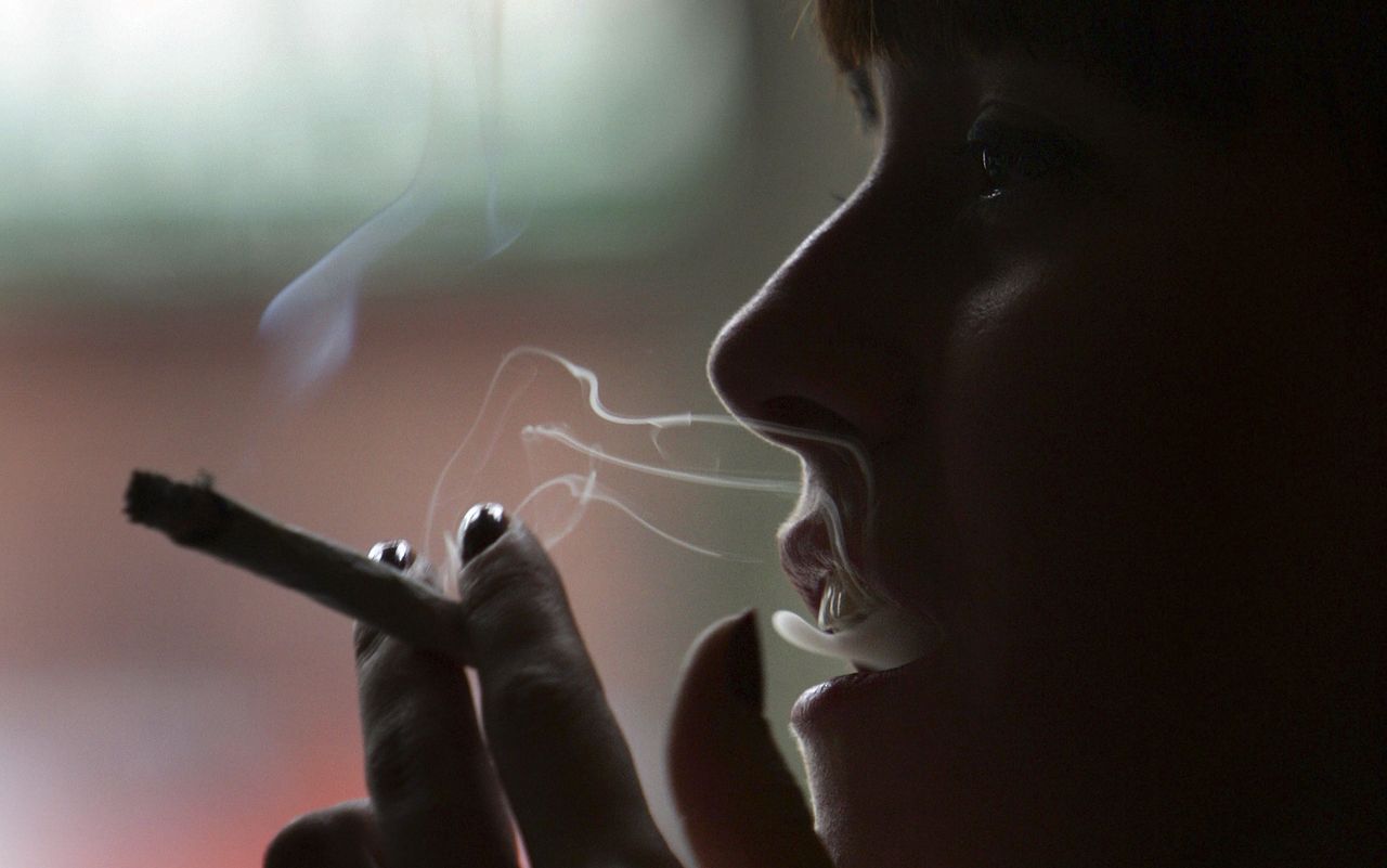 Nigdy nie rób tego w ciąży. Naukowcy ostrzegają. Prowadzi to do zmian behawioralnych u dzieci - Kobieta paląca marihuanę.
