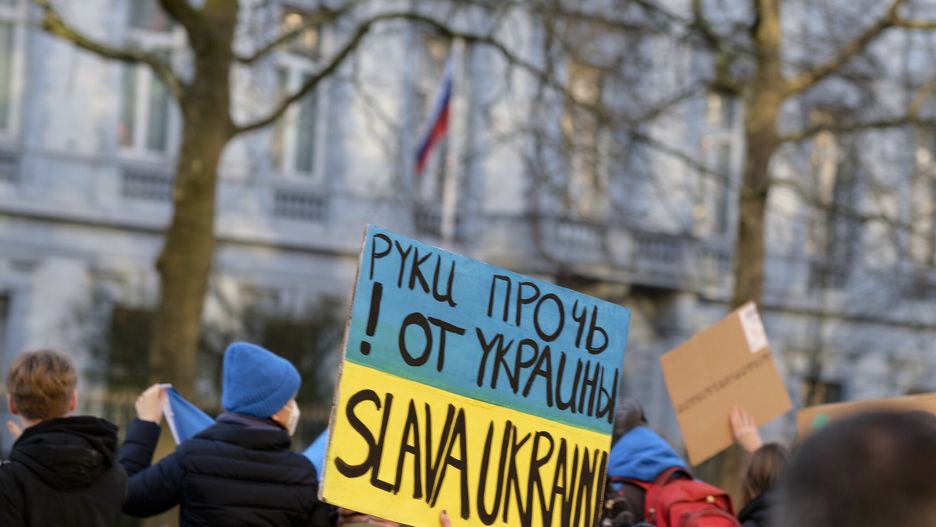 ?wiatowe demonstracje wsparcia dla Ukrainy26.02.2022 belgia  Bruksela Ludzie demonstruja przed ambasada Rosji w Krolestwie Belgii w obronie pokoju na Ukrainie w Brukseli   People demonstrate in front of the Russian embassy to the Kingdom of Belgium, for peace in Ukraine on February 26, 2022 in Brussels, Belgium.   Fot.: Thierry Monasse/REPORTERThierry Monasse/REPORTER