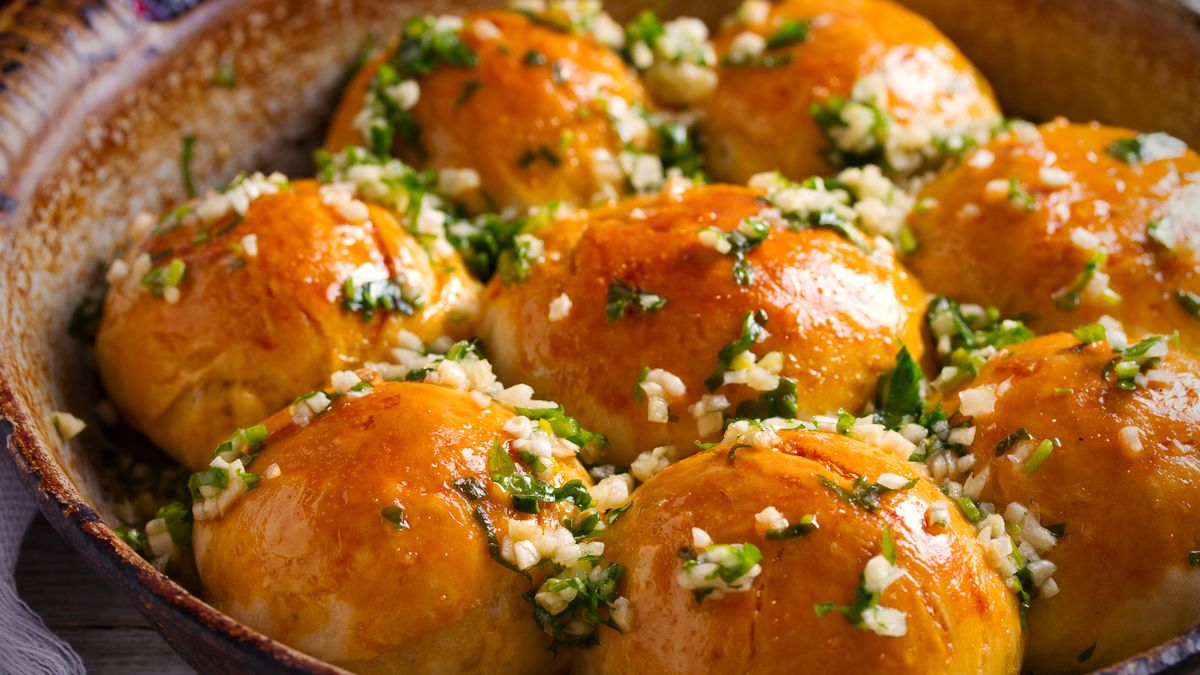 Ukraińskie pampuszki z czosnkiem i ziołami