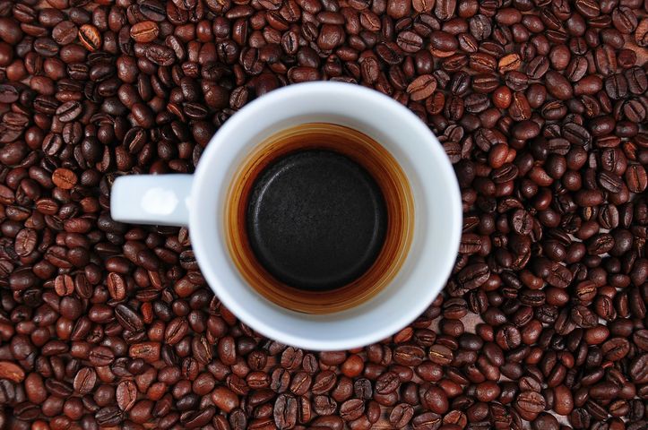 Zawarta w kawie kofeina niweluje uczucie zmęczenia i senności oraz poprawia koncentrację