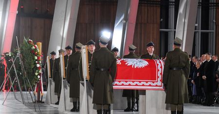 Szczątki prezydentów RP wróciły do Polski. Uroczystości w Warszawie