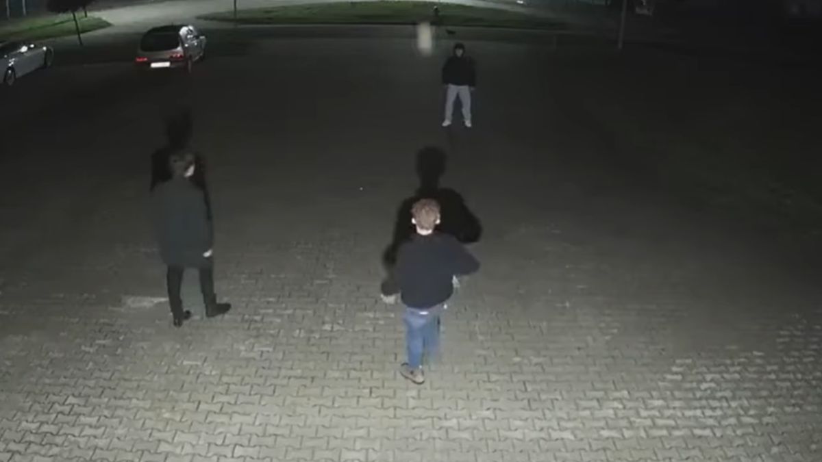 Grali w piłkę nożną przy remizie OSP. 