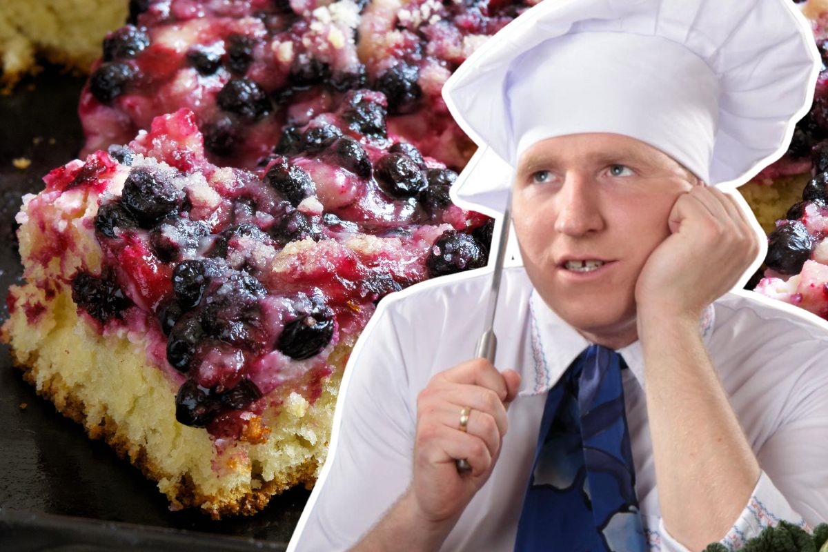 Ciasto z przepisu Remigiusza Rączki jest puszyste i pełne owoców