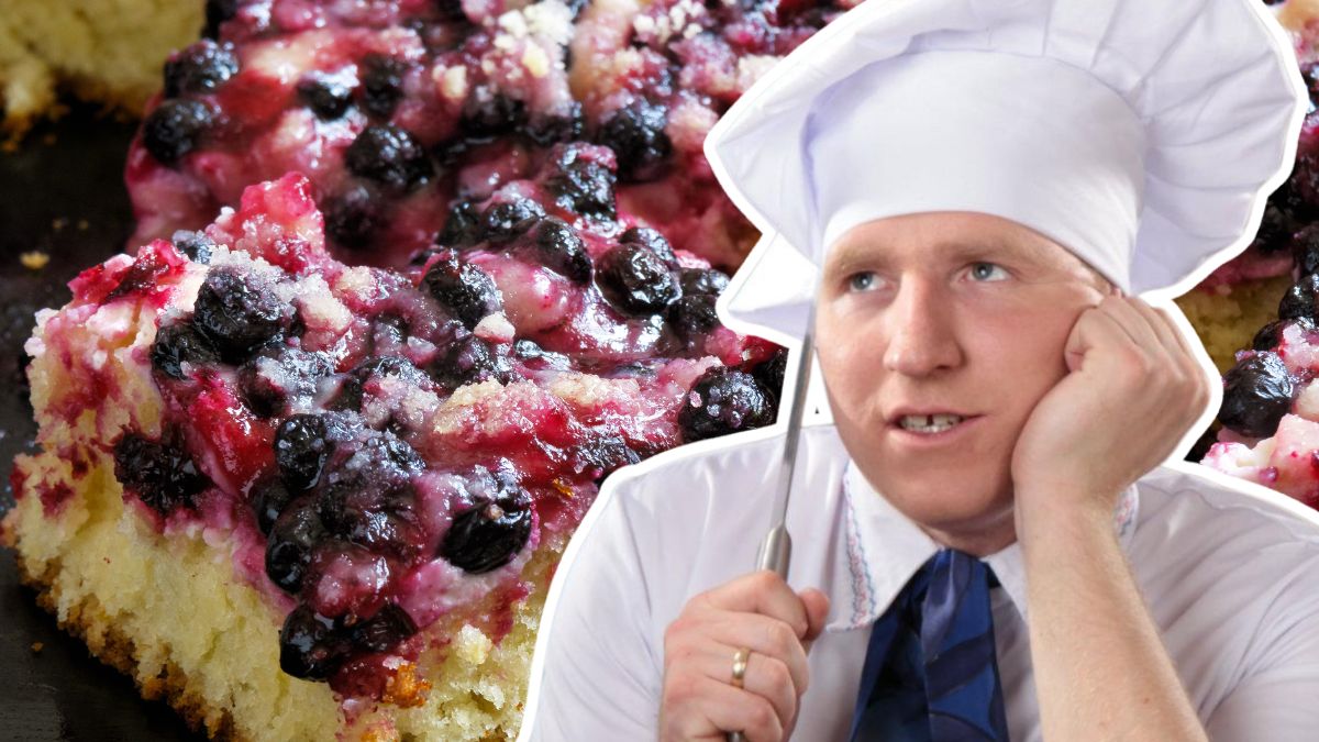 Ciasto z przepisu Remigiusza Rączki jest puszyste i pełne owoców