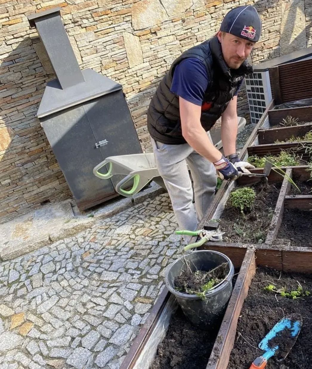 Adam Małysz uwielbia pracę w ogrodzie