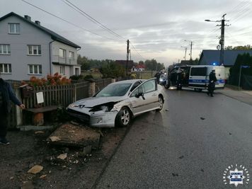 Uciekał przed policją i uderzył w radiowóz. 22-latek był poszukiwany