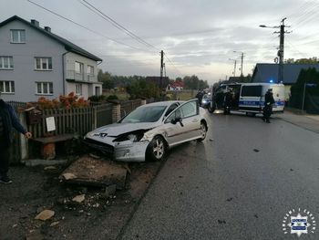 Uciekał przed policją i uderzył w radiowóz. 22-latek był poszukiwany