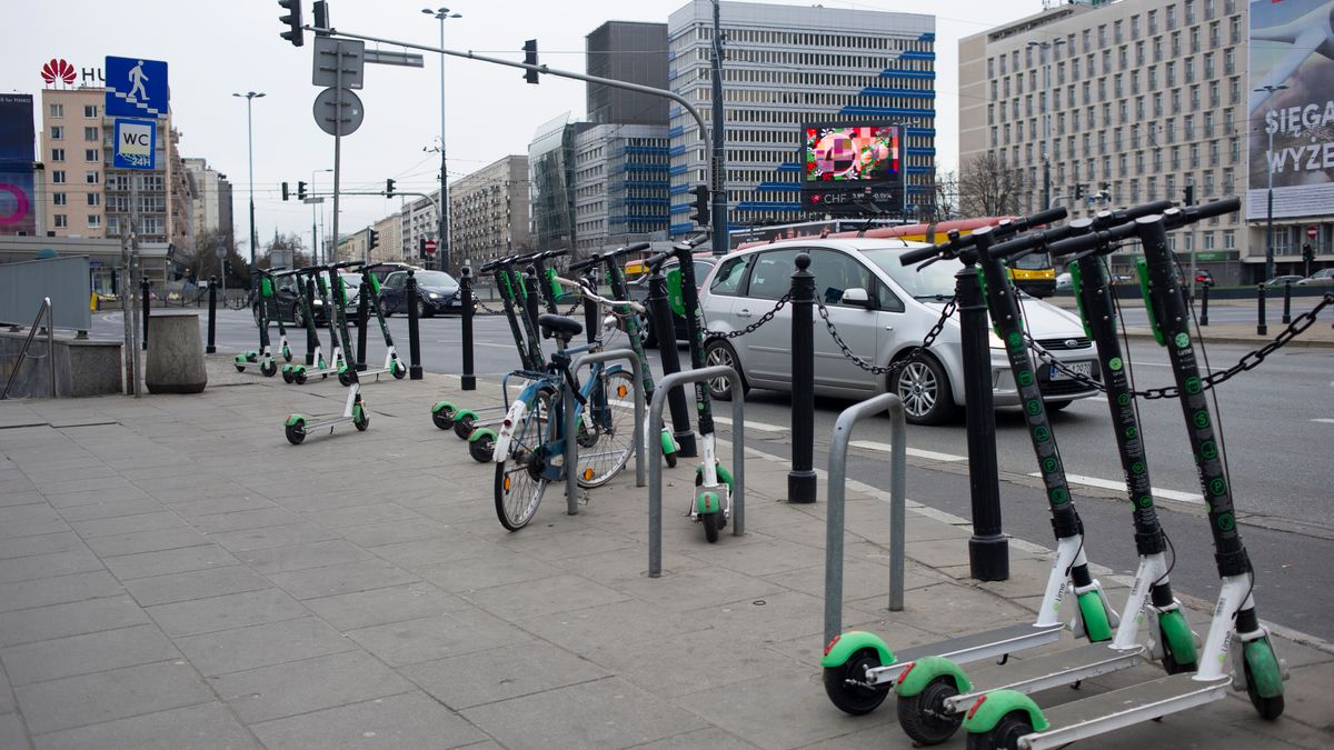 W zatłoczonym mieście korzystanie z hulajnogi może być konkurencją dla jazdy samochodem