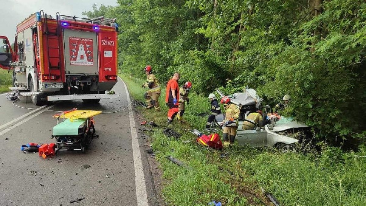 Kobieta zakleszczyła się we wraku samochodu