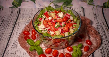 Świąteczna sałatka z serem feta