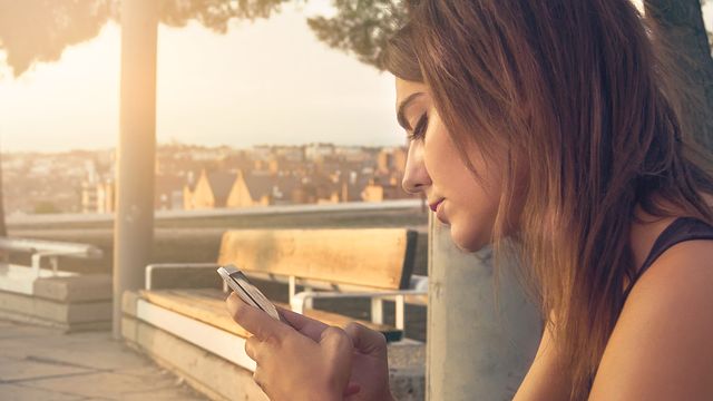 Kobieta korzystająca ze smartfona
