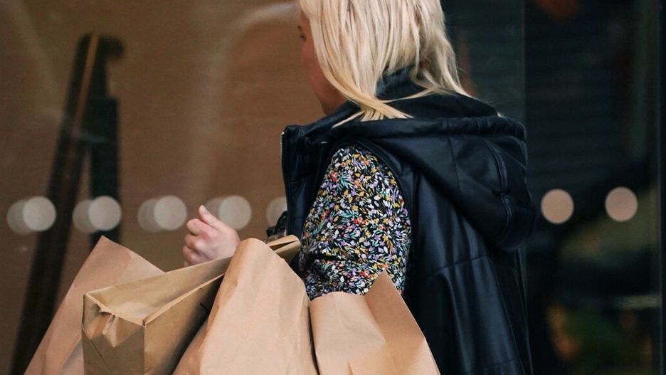 Black Friday 2022 na ?wiecieA woman carrying shopping bags enters a shop on Henry Street in Dublin's city centre during Black Friday. Picture date: Friday November 25, 2022.Brian Lawless